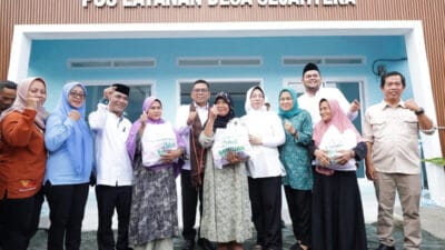 Gubernur Banten Andra Soni resmikan Posyandra di Desa Jagabaya, Lebak, saat Safari Ramadan 1447 H untuk perkuat layanan desa.