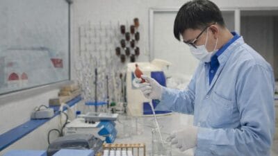 PERUMDAM TKR memastikan kualitas air pelanggan tetap aman meski Sungai Cisadane tercemar melalui pengolahan dan uji laboratorium ketat.