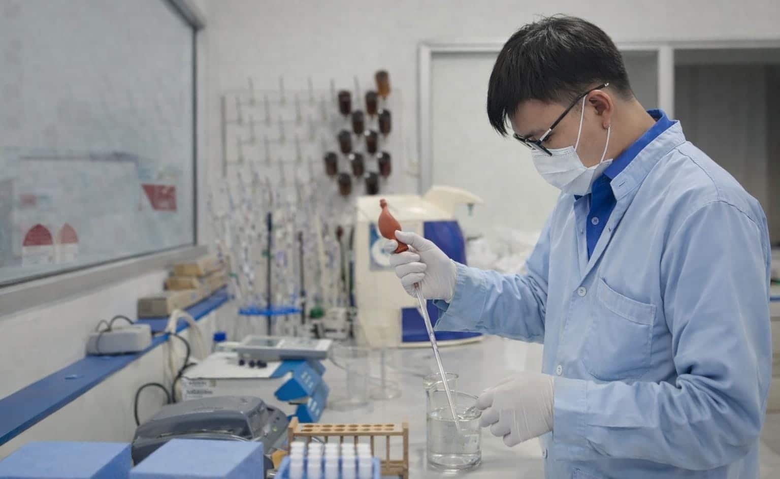 PERUMDAM TKR memastikan kualitas air pelanggan tetap aman meski Sungai Cisadane tercemar melalui pengolahan dan uji laboratorium ketat.