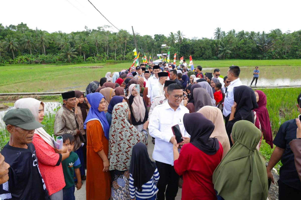 Program Bang Andra bangun jalan desa di Lebak, tekan biaya angkut gabah dan dukung 200 hektare sawah produktif.