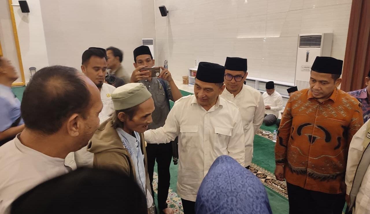 Safari Ramadan di Tangsel, Wagub Banten serahkan bansos dan RTLH serta ajak warga perkuat kebersamaan dan kepedulian.