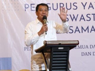 Pemkab Tangerang menegaskan komitmen sekolah gratis SD–SMP swasta dan perluasan ke madrasah demi pemerataan pendidikan.