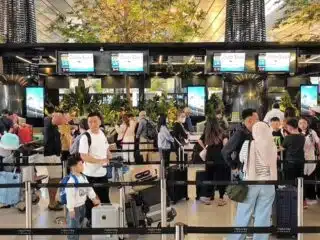 Anggota DPR RI Lazarus menilai pajak avtur, tiket pesawat, dan suku cadang menjadi penyebab harga tiket tetap mahal.