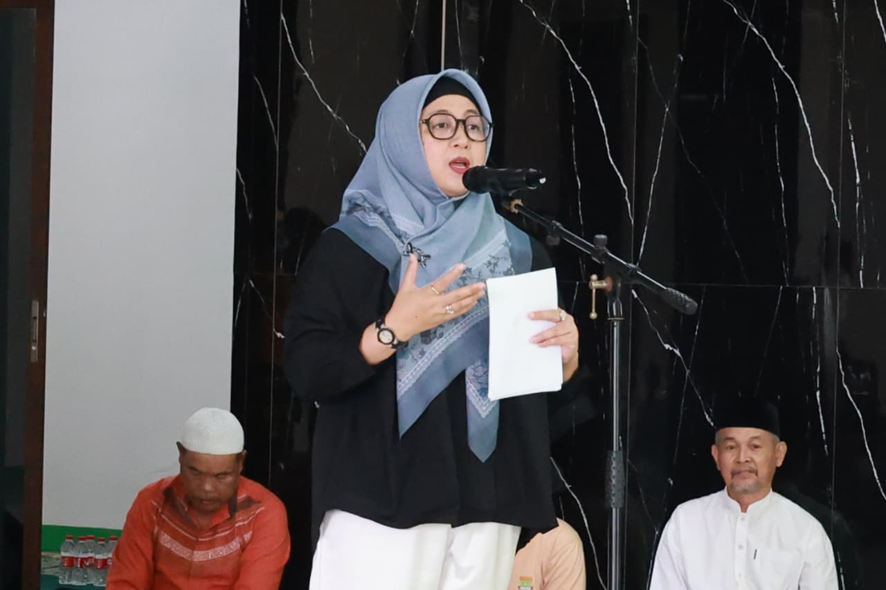 Wabup Tangerang Intan Nurul Hikmah serahkan santunan kepada 115 anak yatim piatu di Pegedangan jelang Ramadhan.