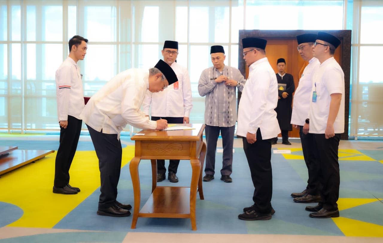 Wali Kota Tangsel Benyamin Davnie mengukuhkan ratusan pejabat seiring perubahan nomenklatur dan restrukturisasi organisasi.