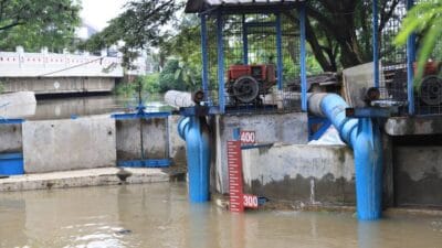 Pemkot Tangerang memantau ketinggian muka air sungai dan saluran drainase. Sejumlah titik berstatus awas, warga diminta siaga.