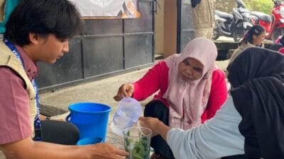 Mahasiswa KKM Tematik 68 UNTIRTA menggelar workshop pestisida nabati dan yellow trap ramah lingkungan di Desa Mangkunegara.