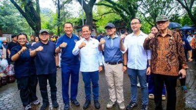 Pilar Saga Ichsan dampingi Menteri LH dan Gemabudhi tuang 10 ribu liter ecoenzyme ke Sungai Jaletreng Tangsel, pecahkan rekor MURI.
