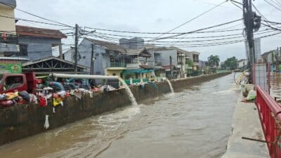 BPBD mencatat 8 titik banjir di Tangerang Selatan akibat hujan deras. Ratusan KK terdampak, sebagian wilayah kini mulai surut.