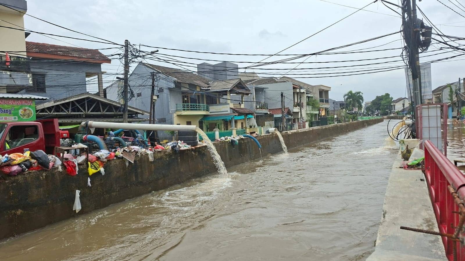 BPBD mencatat 8 titik banjir di Tangerang Selatan akibat hujan deras. Ratusan KK terdampak, sebagian wilayah kini mulai surut.