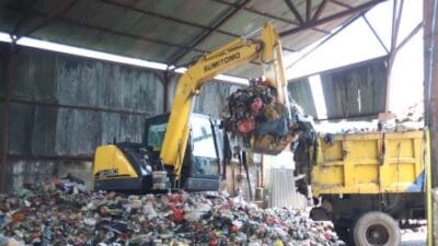 DLH Kota Tangerang siagakan 400 petugas agar layanan sampah tetap normal selama libur Idulfitri dan Lebaran.