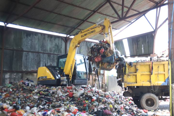 DLH Kota Tangerang siagakan 400 petugas agar layanan sampah tetap normal selama libur Idulfitri dan Lebaran.