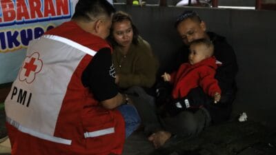 Relawan PMI Kabupaten Tangerang bercengkrama dengan pemudik di Posko Siaga Lebaran Cikupa, Rabu malam (18/3/2026), untuk memastikan perjalanan tetap aman dan nyaman.