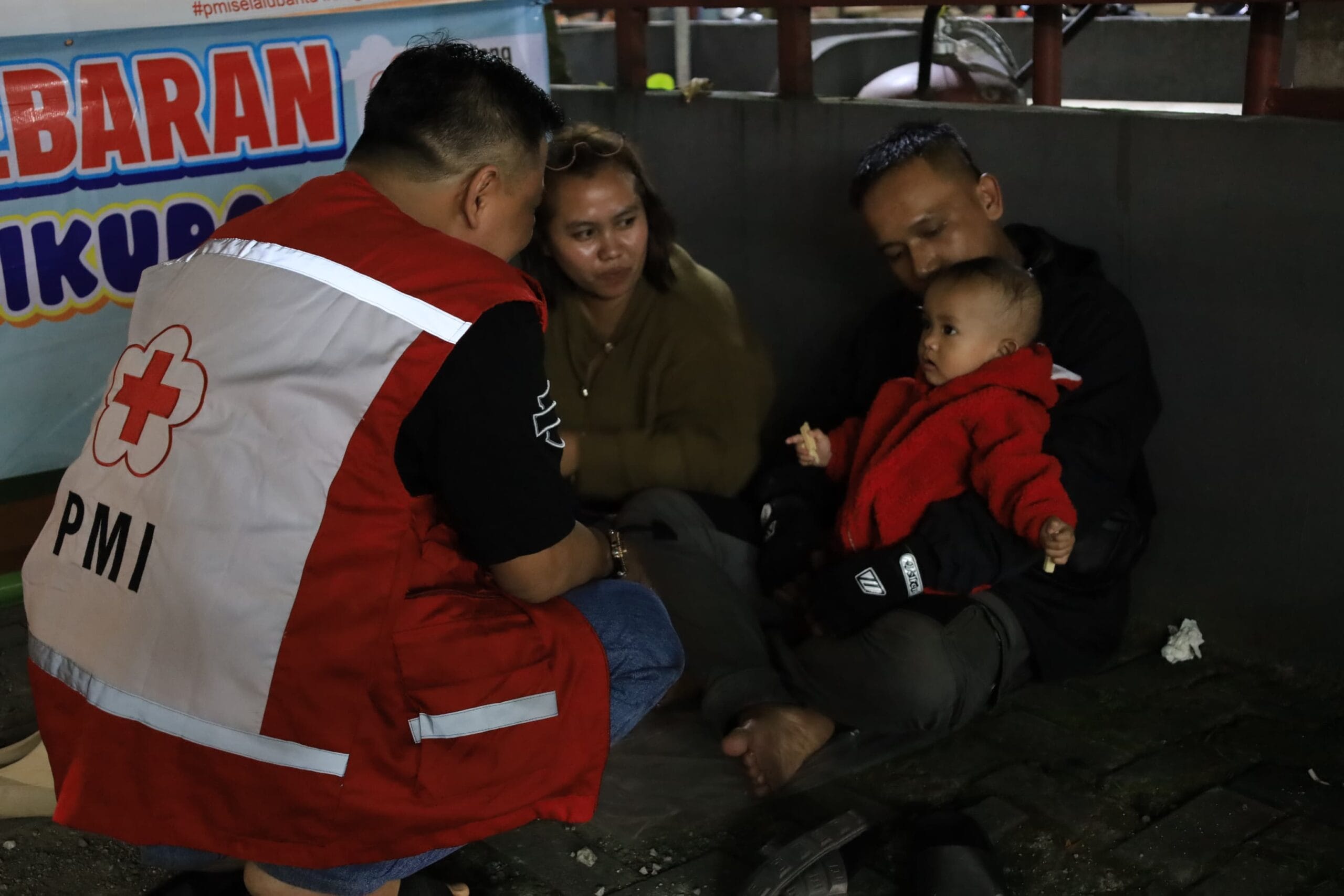 Relawan PMI Kabupaten Tangerang bercengkrama dengan pemudik di Posko Siaga Lebaran Cikupa, Rabu malam (18/3/2026), untuk memastikan perjalanan tetap aman dan nyaman.
