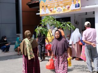 Warga Kresek Ramai-ramai Beli Paket Sembako Murah di GPM