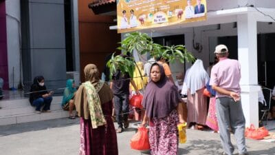 Ratusan warga Kresek antusias membeli paket sembako murah dalam Gerakan Pangan Murah Pemkab Tangerang jelang Idulfitri.