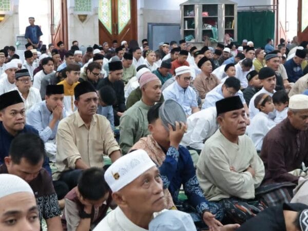 Ribuan Jamaah Padati Masjid Al-Amjad, Bupati Tangerang Sampaikan Pesan Idulfitri