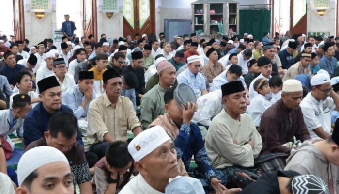 ribuan jamaah Masjid Al-Amjad Salat Idulfitri 2026 Tangerang, pesan Idulfitri Bupati Maesyal Rasyid tentang silaturahmi, suasana Salat Idulfitri 1447 H di Masjid Al-Amjad Tangerang