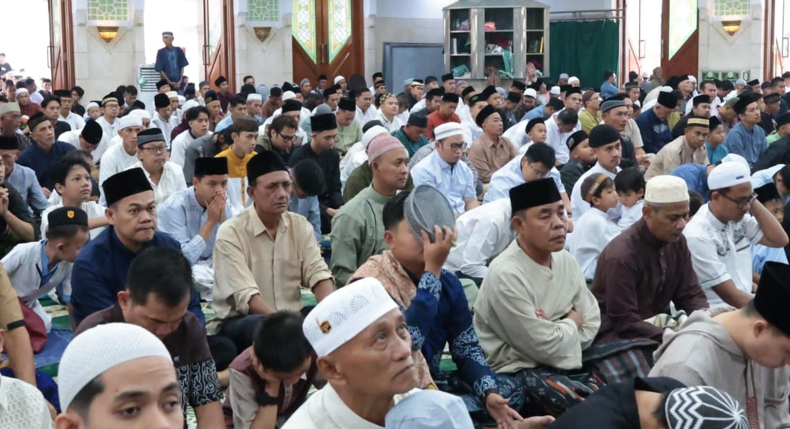 ribuan jamaah Masjid Al-Amjad Salat Idulfitri 2026 Tangerang, pesan Idulfitri Bupati Maesyal Rasyid tentang silaturahmi, suasana Salat Idulfitri 1447 H di Masjid Al-Amjad Tangerang