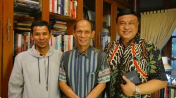Penasehat FAI Ichsanuddin Noorsy (tengah) dan Aat Surya Safaat (kanan) serta Wakil Ketua Bidang Hubungan Kerjasama Dalam dan Luar Negeri Didin Syahrudin Sukeni (kiri) usai diskusi internal di Jakarta baru-baru ini (Foto: Dok. FAI)