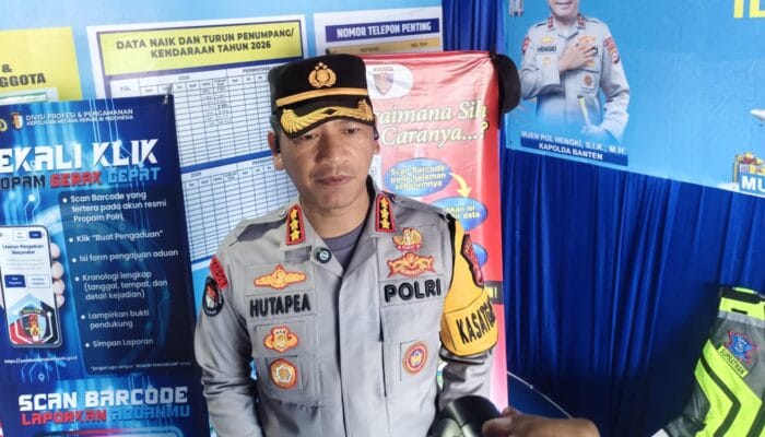 Jalur Anyer–Cinangka padat, Polda Banten berlakukan one way dan imbau wisatawan pilih destinasi alternatif di Banten.