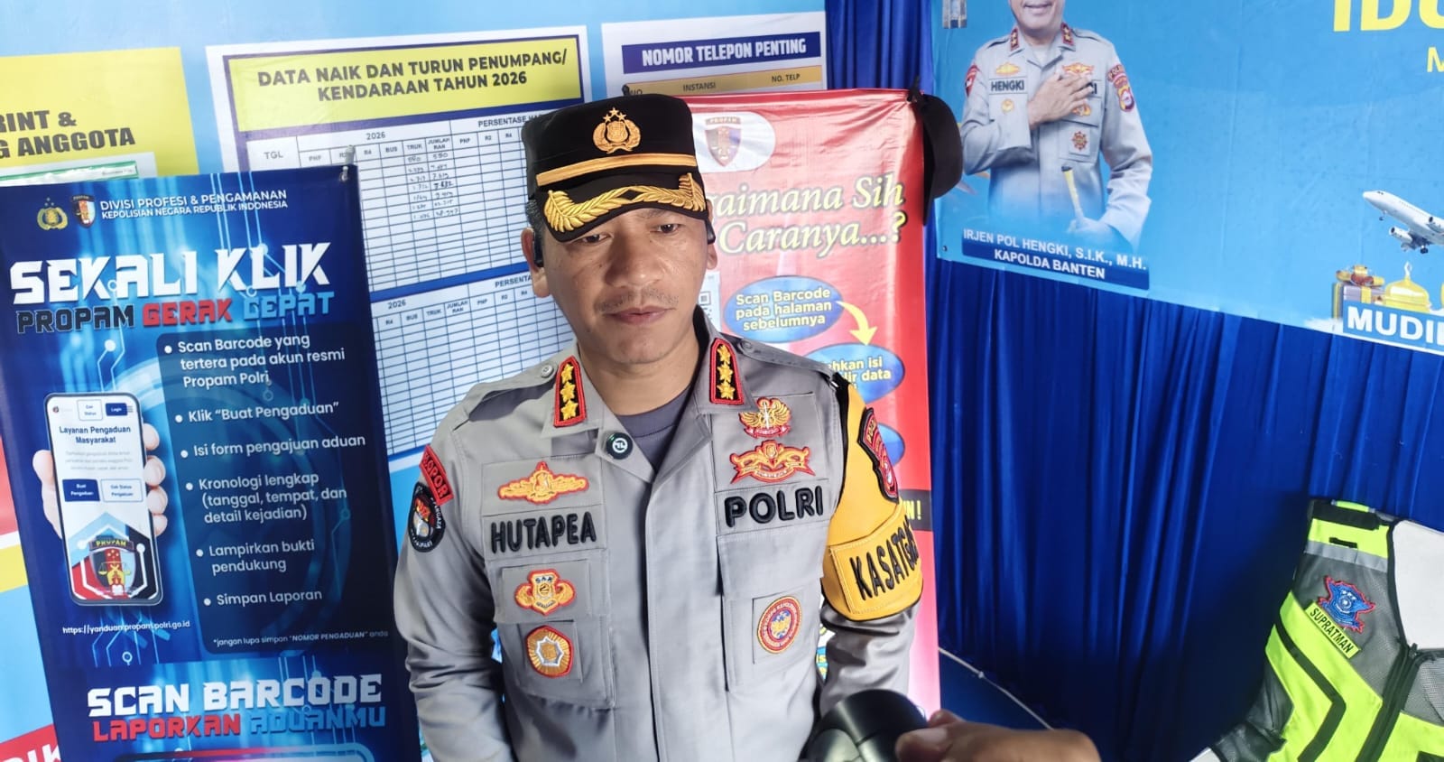 Jalur Anyer–Cinangka padat, Polda Banten berlakukan one way dan imbau wisatawan pilih destinasi alternatif di Banten.