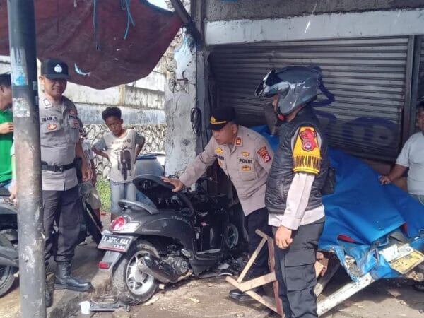 Pemotor Tabrak Warung di Panongan Tangerang, Korban Alami Luka Serius