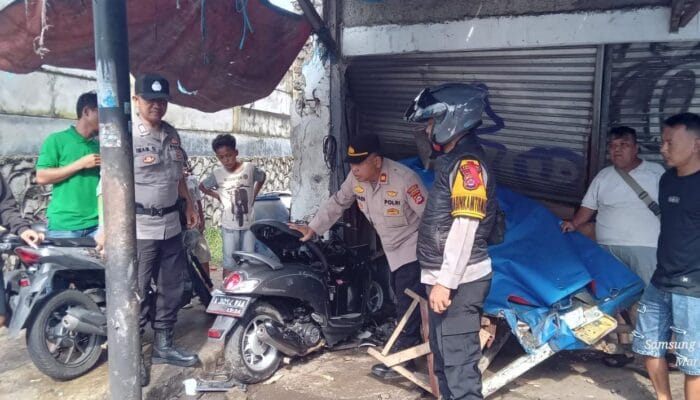 Pemotor tabrak warung di Panongan Tangerang. Korban alami luka serius setelah diduga kehilangan kendali di persimpangan.