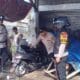 Pemotor tabrak warung di Panongan Tangerang. Korban alami luka serius setelah diduga kehilangan kendali di persimpangan.