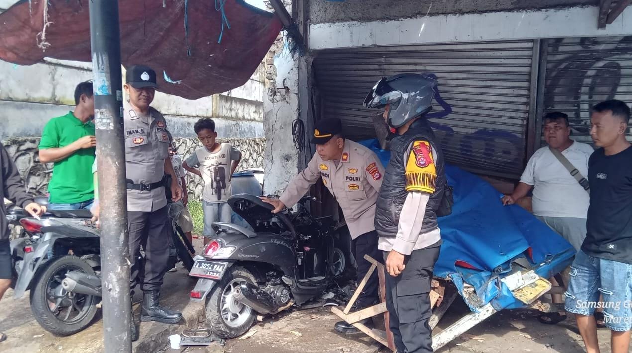 Pemotor tabrak warung di Panongan Tangerang. Korban alami luka serius setelah diduga kehilangan kendali di persimpangan.