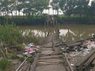 Sudah Dua Pekan Rusak, Jembatan Sungai Cileles Mauk Tangerang Belum Diperbaiki