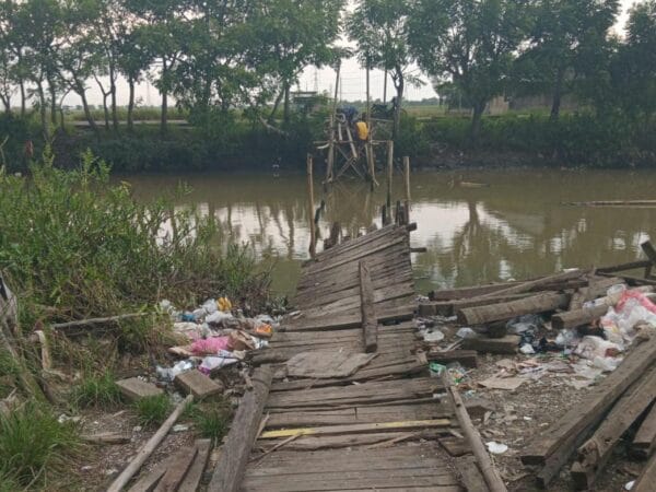Sudah Dua Pekan Rusak, Jembatan Sungai Cileles Mauk Tangerang Belum Diperbaiki