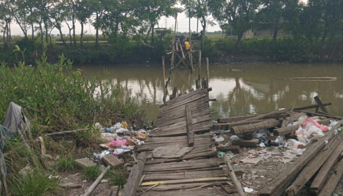 Jembatan Sungai Cileles di Tangerang putus sejak 13 Maret 2026, hingga kini belum diperbaiki, menyulitkan aktivitas warga sekitar dan belum