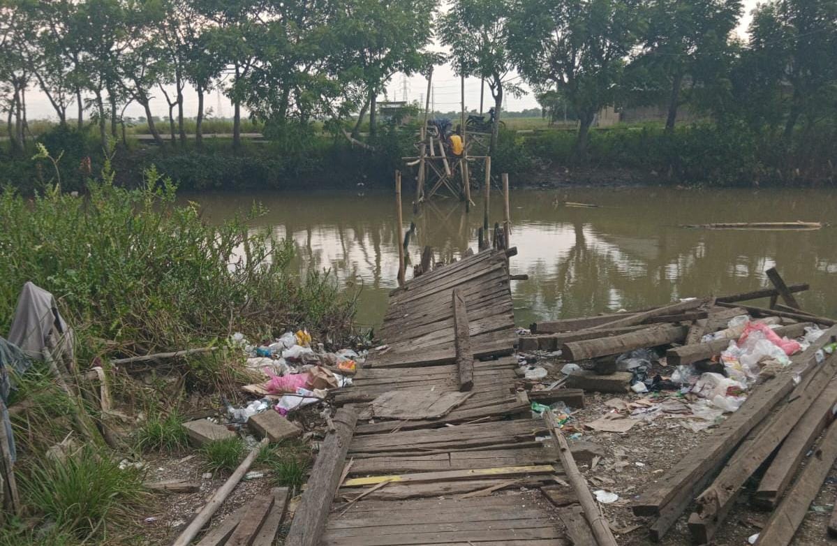Jembatan Sungai Cileles di Tangerang putus sejak 13 Maret 2026, hingga kini belum diperbaiki, menyulitkan aktivitas warga sekitar dan belum