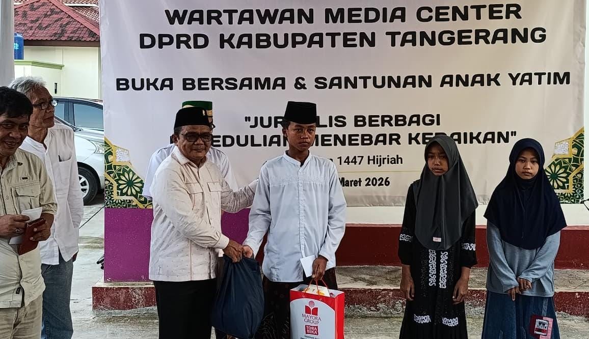 Jurnalis Media Center DPRD Kabupaten Tangerang menggelar santunan puluhan anak yatim dan buka puasa bersama di bulan Ramadan.