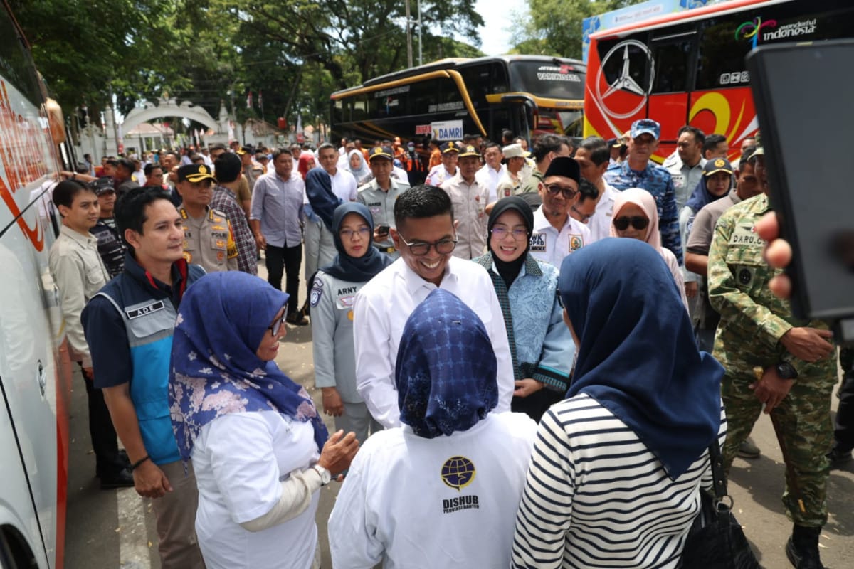Pemprov Banten memberangkatkan 990 peserta mudik gratis dengan 22 bus. Program dilepas Gubernur Andra Soni dari Alun-Alun Kota Serang.