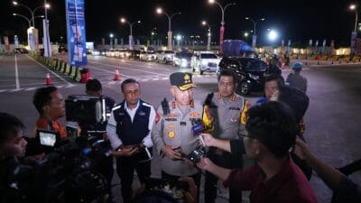 Arus mudik Lebaran di Pelabuhan Merak terpantau lancar. Kapolda Banten meninjau kesiapan pengamanan dan pelayanan bagi para pemudik.