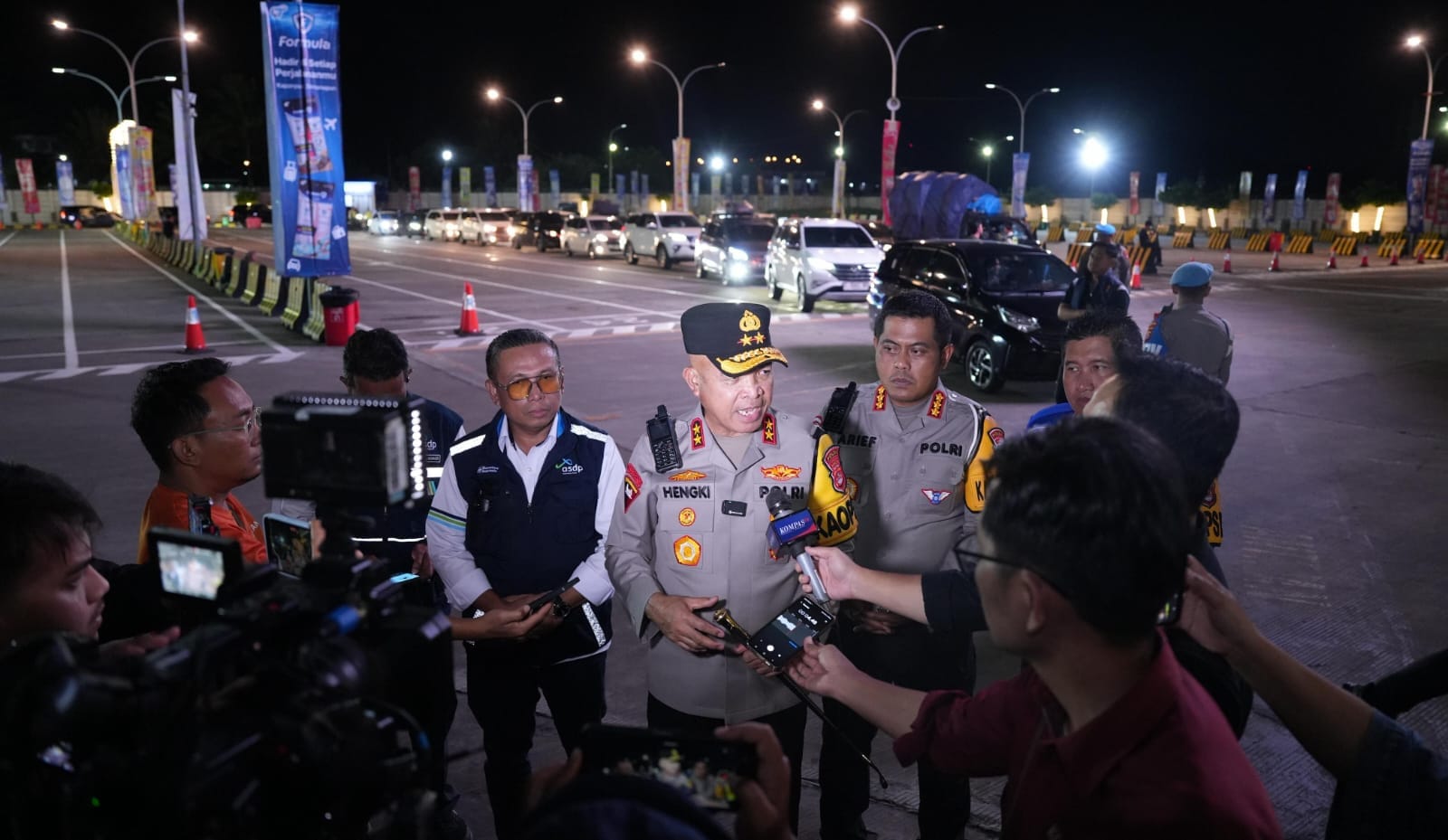 Arus mudik Lebaran di Pelabuhan Merak terpantau lancar. Kapolda Banten meninjau kesiapan pengamanan dan pelayanan bagi para pemudik.