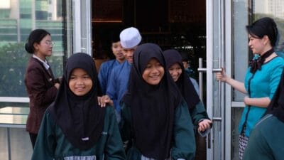 Atria Gading Serpong ajak anak panti menginap di hotel bintang empat dalam program CSR Ramadan penuh kebersamaan dan kepedulian.
