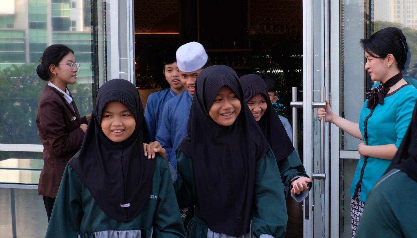 Atria Gading Serpong ajak anak panti menginap di hotel bintang empat dalam program CSR Ramadan penuh kebersamaan dan kepedulian.