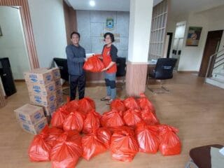 Pemkot Tangerang salurkan 13.764 nasi bungkus serta bantuan logistik untuk warga terdampak banjir guna kebutuhan sahur dan buka.