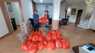 Pemkot Tangerang salurkan 13.764 nasi bungkus serta bantuan logistik untuk warga terdampak banjir guna kebutuhan sahur dan buka.