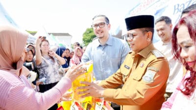 Pemprov Banten menggelar Bazar Ramadan di KP3B Serang. Warga antusias membeli sembako murah untuk kebutuhan Ramadan.