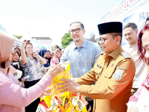 Bazar Ramadan Pemprov Banten Diserbu Warga, Sembako Dijual Lebih Murah dari Pasar