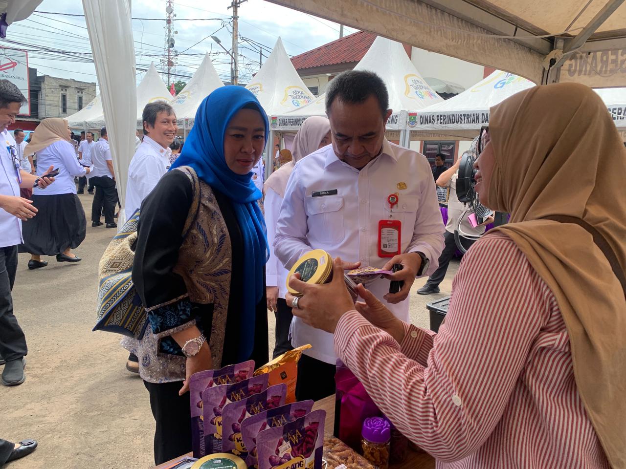 Sekda Kabupaten Tangerang buka Bazar Ramadan 1447 H di Cikupa, dorong UMKM dan permudah warga penuhi kebutuhan.