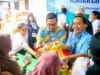 Pemkot Tangsel gelar bazar Ramadan di 7 kecamatan. Warga antre beli sembako murah untuk membantu daya beli selama bulan puasa.