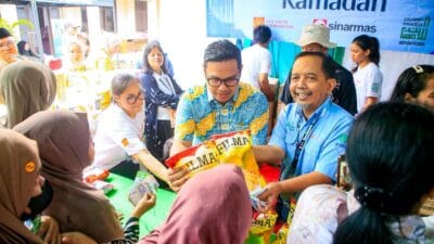 Pemkot Tangsel gelar bazar Ramadan di 7 kecamatan. Warga antre beli sembako murah untuk membantu daya beli selama bulan puasa.