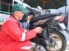 BAZNAS Kota Tangerang adakan ganti oli gratis dan cek kendaraan bagi pemudik motor agar tetap aman di perjalanan.