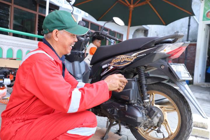 BAZNAS Kota Tangerang adakan ganti oli gratis dan cek kendaraan bagi pemudik motor agar tetap aman di perjalanan.