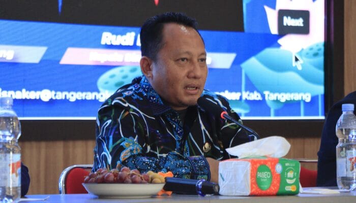 Disnaker Tangerang lepas peserta pelatihan dan magang ke Jepang untuk membuka peluang kerja dan tekan pengangguran.